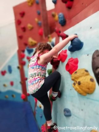 Lovetravellingfamily in der Boulderwelt München Ost